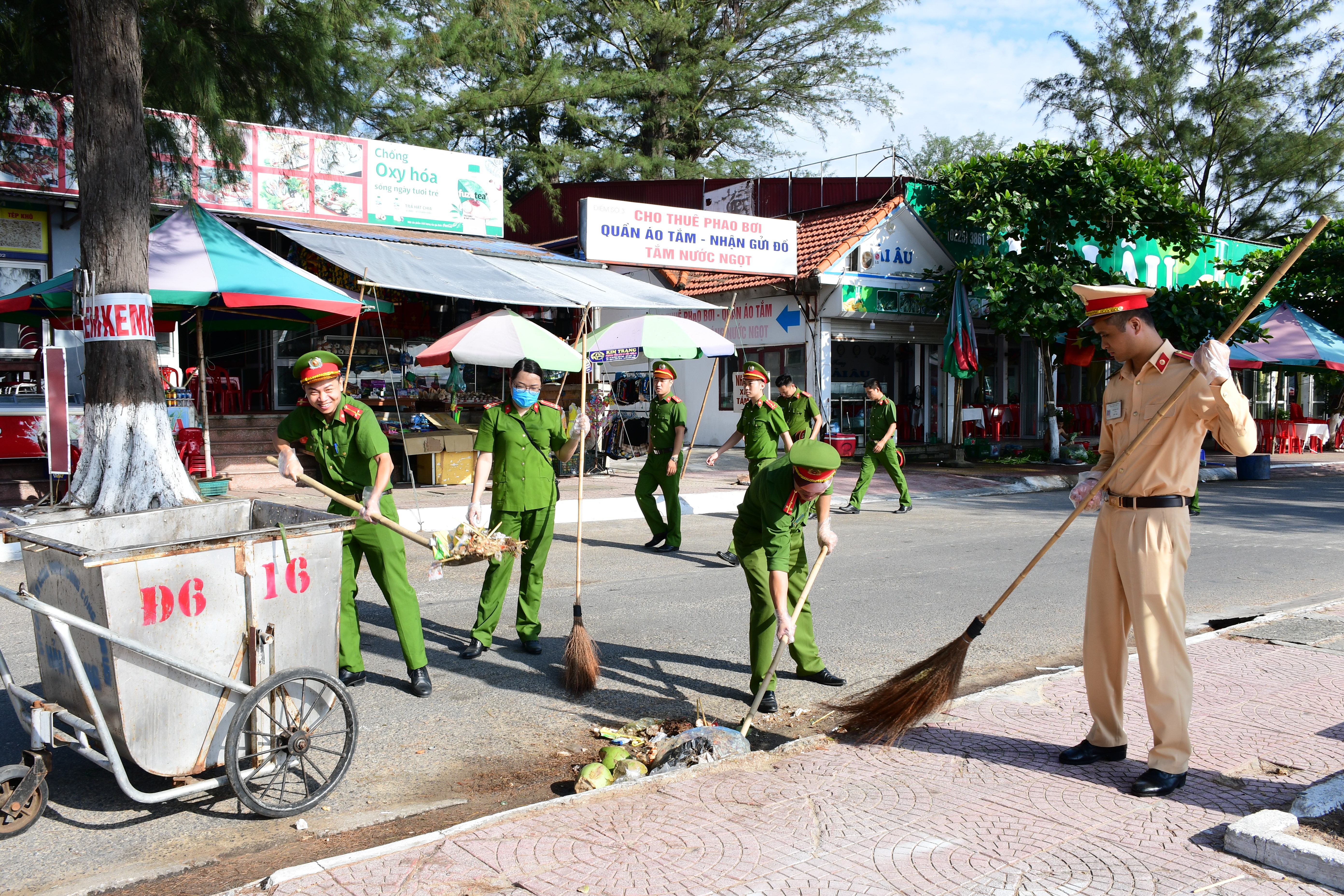 Báo An ninh Hải Phòng và Công an quận Đồ Sơn:  Ra quân làm sạch môi trường biển